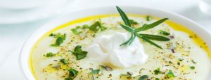 Eine Schale mit Käse-Lauch-Suppe.