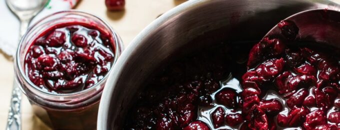 Rote Grütze im Topf und in einem Glas