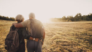 Mann und Frau halten sich gehend im Arm