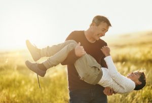 Vater glücklich mit Sohn im Arm