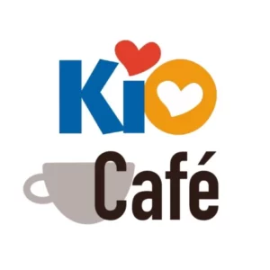 Abbildung einer grauen Kaffeetasse hinter blau-rot-gelben Schriftzug von Kio