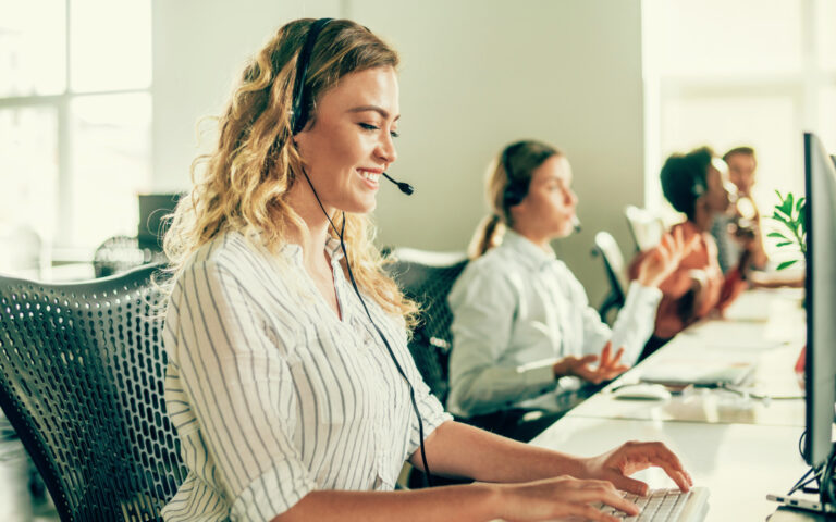Bild einer motivierten Mitarbeiterin im rund um die Uhr besetzten Eurotransplant-Büro. Sie vermittelt eine zur Verfügung stehende Organspende an eine passende empfangende Person auf der Warteliste.