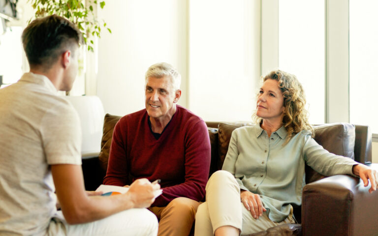 Bild eines jungen Arztes, der ein Ehepaar bei der Frage berät, ob eine Nieren-Lebendspende für sie in Frage kommt.