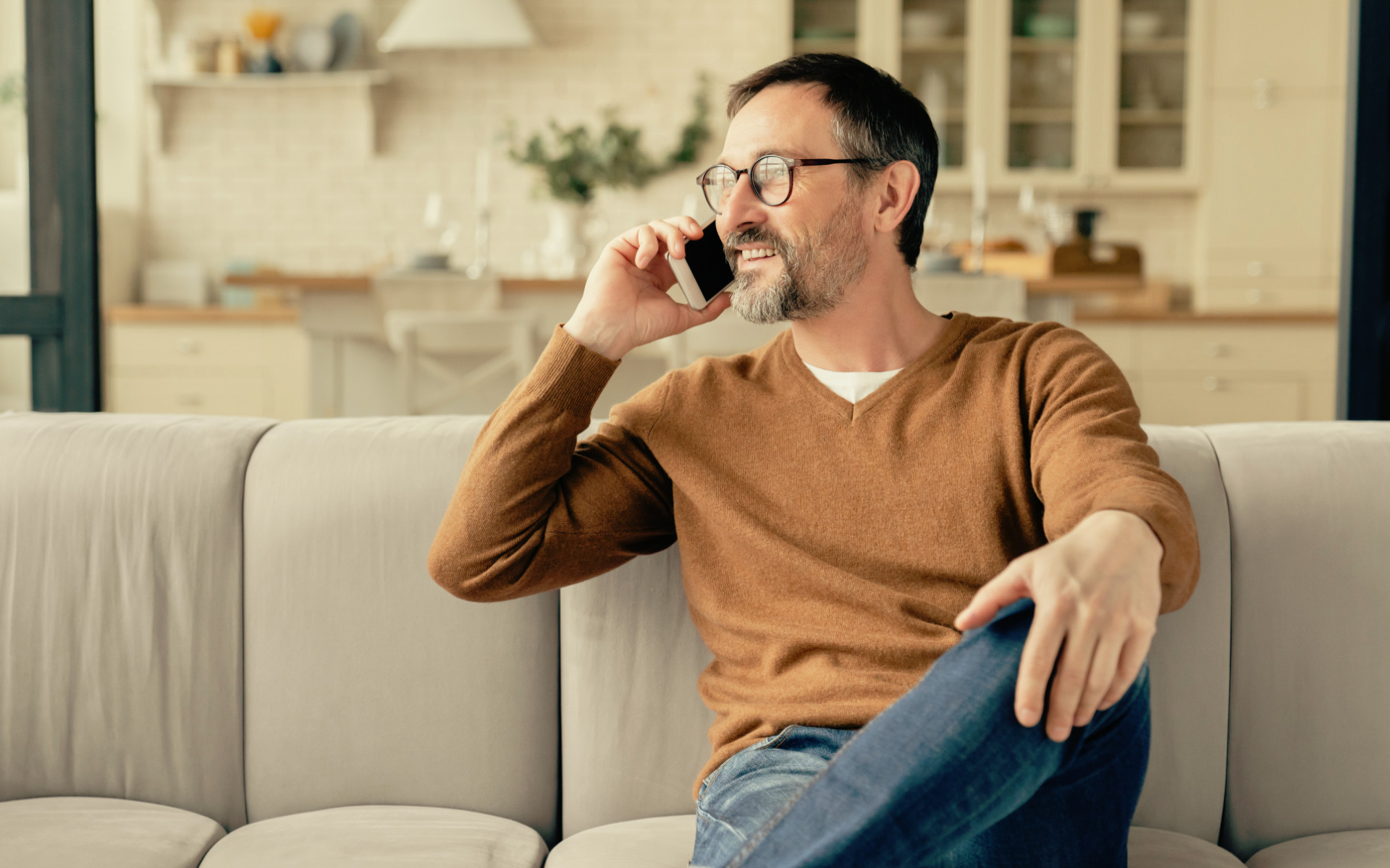 Erleichtert schauender Mann mit Smartphone erhält einen Anruf, dass ein passendes Spenderorgan bereitsteht