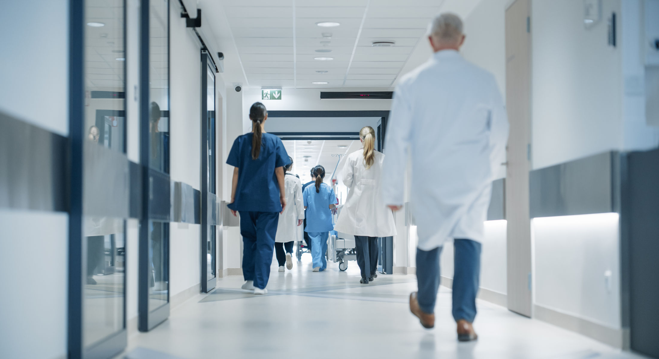 Im Flur einer Transplantationsambulanz läuft medizinisches Fachpersonal