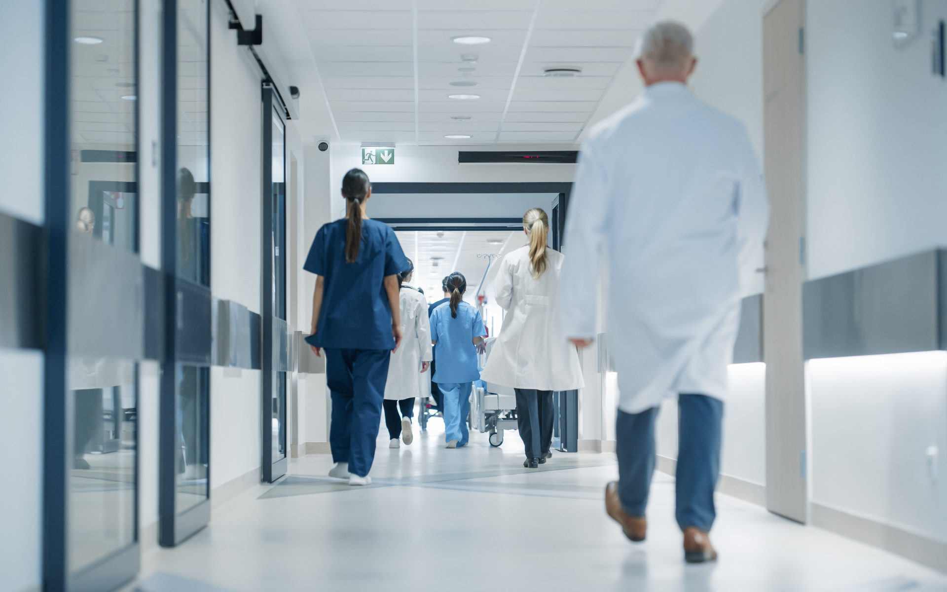 Im Flur einer Transplantationsambulanz läuft medizinisches Fachpersonal