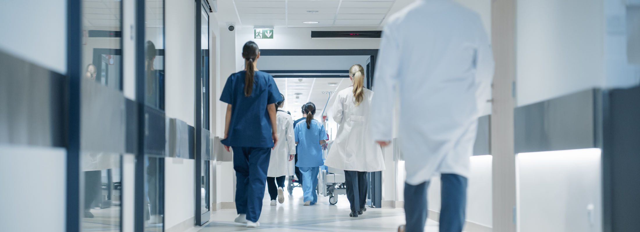 Im Flur einer Transplantationsambulanz läuft medizinisches Fachpersonal