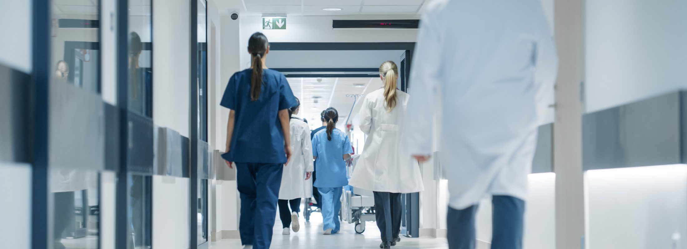 Im Flur einer Transplantationsambulanz läuft medizinisches Fachpersonal