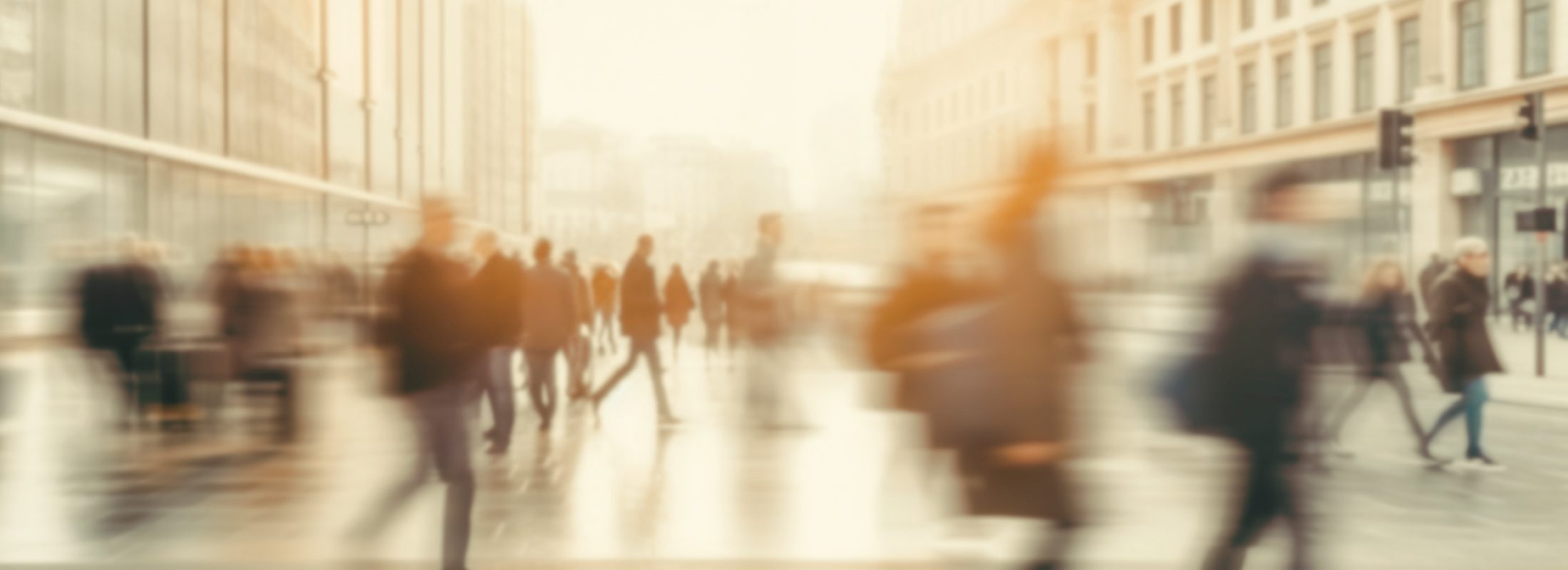 Abbildung zeigt einen städtischen Platz mit vielen Menschen, die nicht klar zu erkennen sind. Das Bild steht symbolisch für die vielen Menschen in Deutschland, die auf der Warteliste für eine Nierentransplantation stehen.